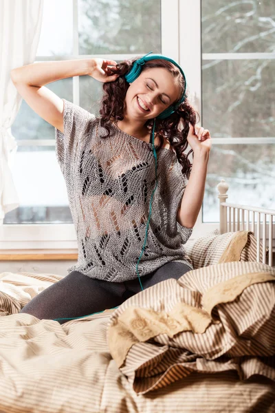 Mujer con auriculares escuchando música — Foto de Stock