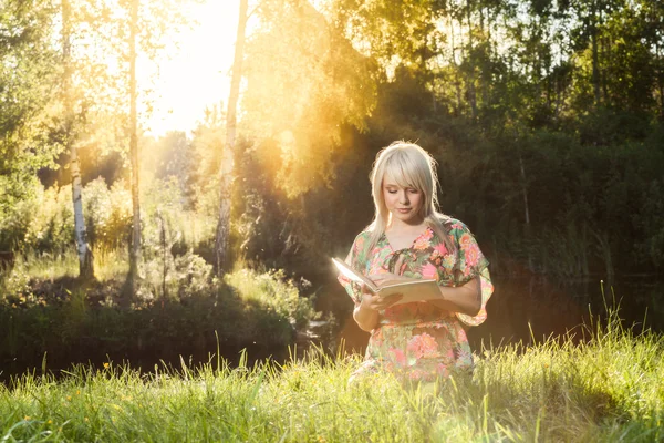 Блондинка красивая женщина читает книгу — стоковое фото