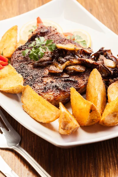 Fried pork chop with mushrooms — Stock Photo, Image