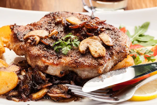 Fried pork chop with mushrooms — Stock Photo, Image