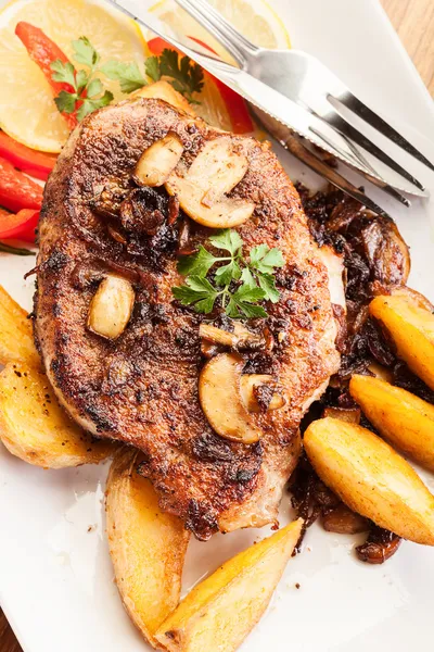 Fried pork chop with mushrooms — Stock Photo, Image