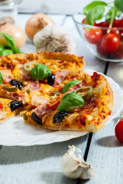 Pizza med bacon — Stockfoto