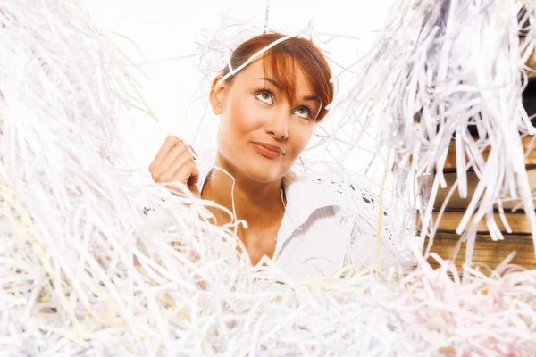 Junge Frau mit geschreddertem Papier — Stockfoto