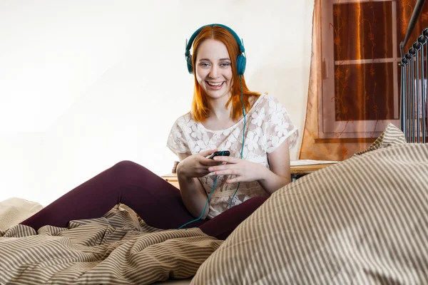 Vrouw met koptelefoon luisteren muziek — Stockfoto