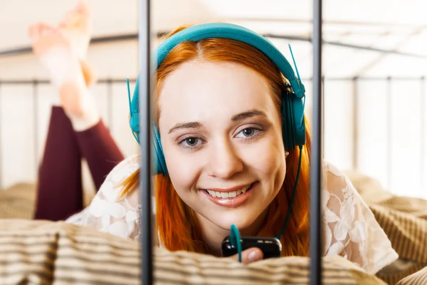 Femme avec écouteurs écouter de la musique — Photo