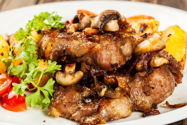 Costoletta di maiale fritta con funghi e patatine fritte — Foto Stock