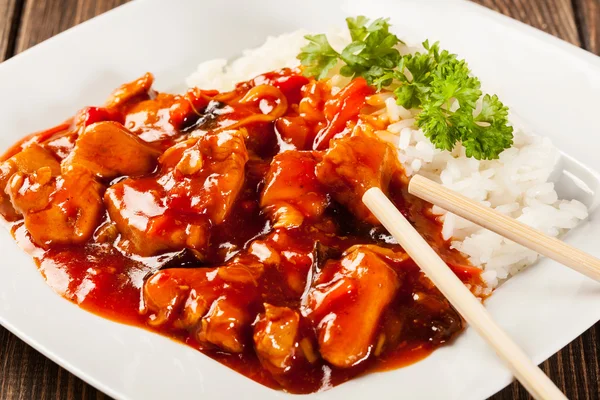 Süß-saures Huhn mit Reis — Stockfoto