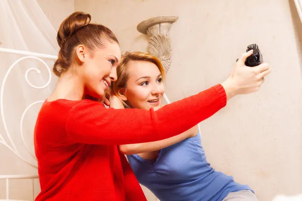 Duas meninas fazendo-se foto — Fotografia de Stock