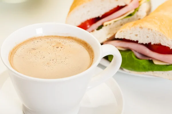 Close-up de café com sanduíche panini — Fotografia de Stock