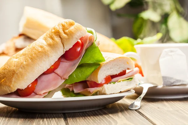 Sanduíche de panini com presunto, queijo e tomate — Fotografia de Stock