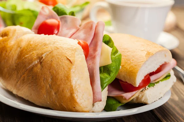 Sanduíche de panini com presunto, queijo e tomate — Fotografia de Stock