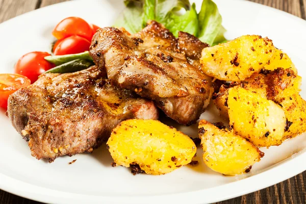 Gegrilde steaks en gebakken aardappelen — Stockfoto