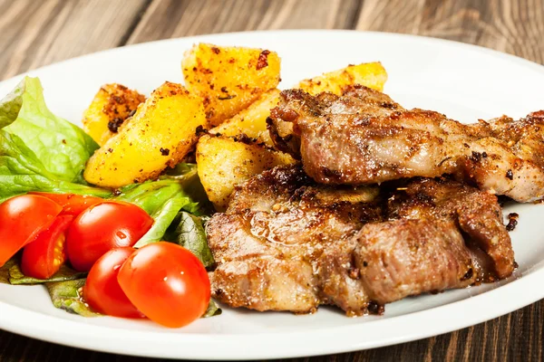 Gegrilde steaks en gebakken aardappelen — Stockfoto
