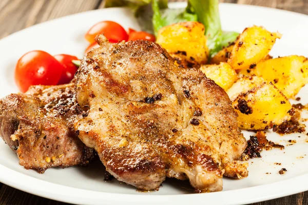 Gegrilde steaks en gebakken aardappelen — Stockfoto