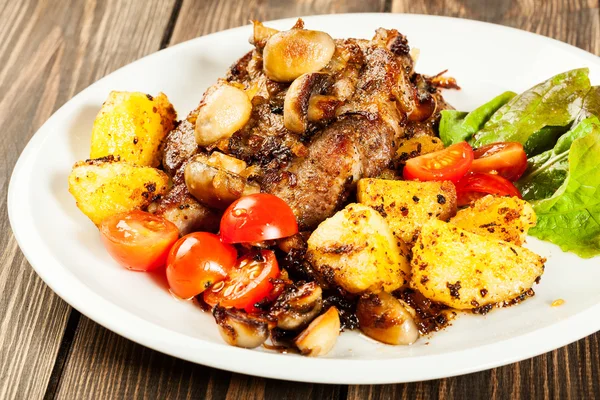 Costeleta de porco frita com cogumelos — Fotografia de Stock