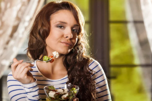 Frau isst frischen Gemüsesalat — Stockfoto
