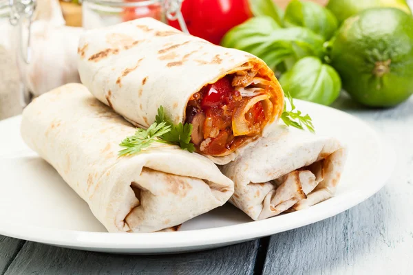 Burrito messicano su un piatto — Foto Stock