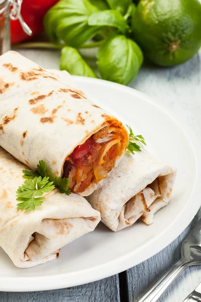 Burritos mexicanos em uma chapa — Fotografia de Stock