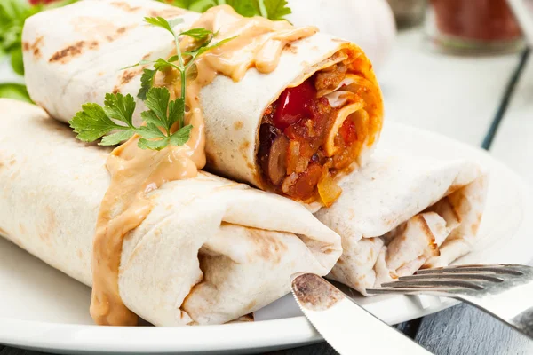 Burritos του Μεξικού σε ένα πιάτο — Φωτογραφία Αρχείου