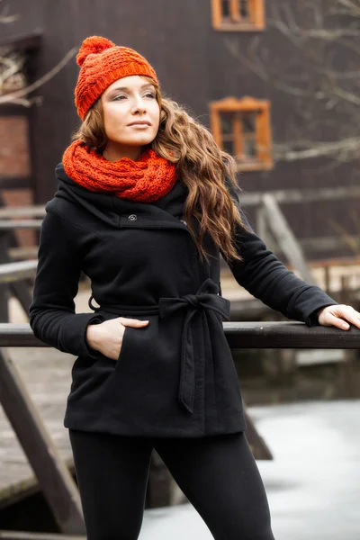 Vrolijke vrouw buiten aan het begin van de lente — Stockfoto