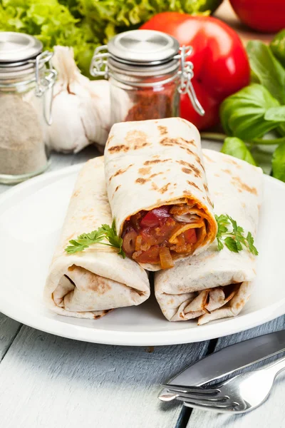 Mexikanska burritos på en tallrik — Stockfoto