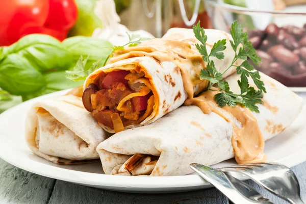 Burritos του Μεξικού σε ένα πιάτο — Φωτογραφία Αρχείου