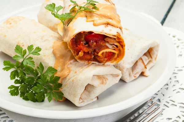 Meksykańskie burritos na talerzu — Zdjęcie stockowe