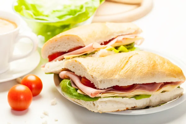 Sanduíche de panini com presunto, queijo e tomate — Fotografia de Stock