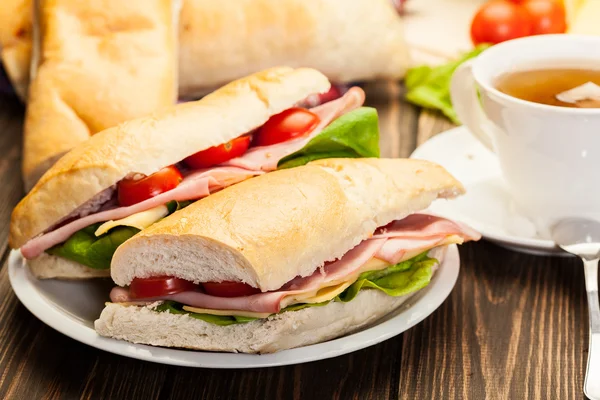 Sanduíche de panini com presunto, queijo e tomate — Fotografia de Stock