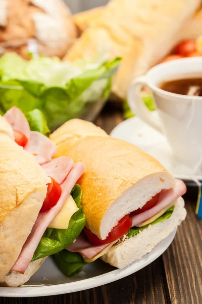 Panini con prosciutto, formaggio e pomodoro — Foto Stock