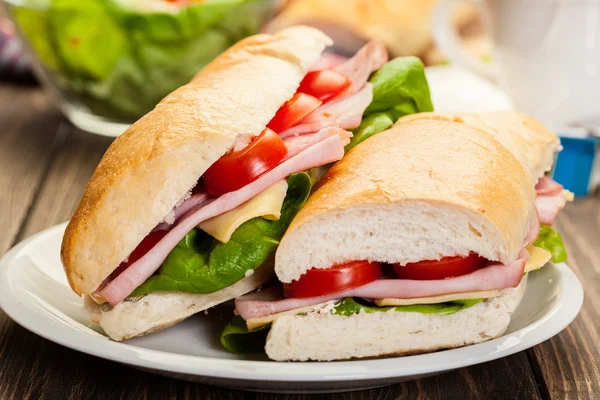 Sanduíche de panini italiano com presunto, queijo e tomate — Fotografia de Stock