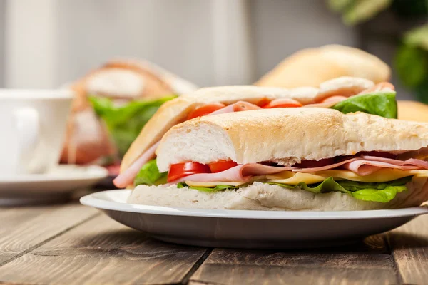 Panini sandviç salam, peynir ve domates ile — Stok fotoğraf
