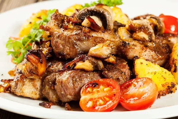 Gebratenes Schweinekotelett mit Champignons — Stockfoto