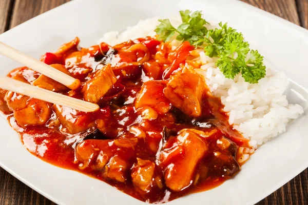 Sweet and sour chicken with rice — Stock Photo, Image