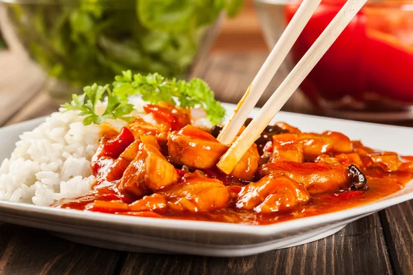 Sweet and sour chicken with rice — Stock Photo, Image