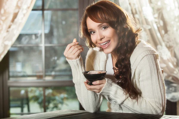 Junge Frau isst ein Dessert — Stockfoto