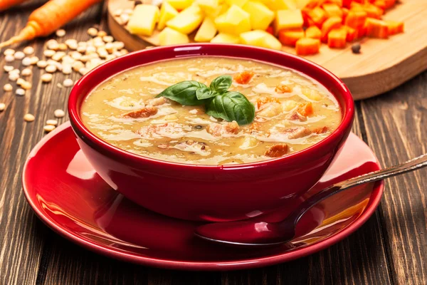 ซุปถั่วกับเบคอนและไส้กรอก — ภาพถ่ายสต็อก