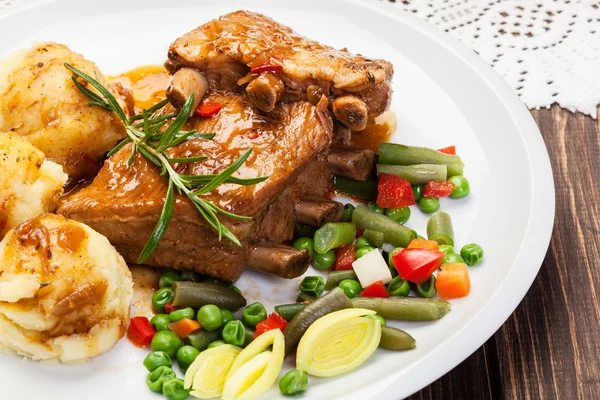 Varkensvlees sparerib geserveerd met aardappelpuree — Stockfoto