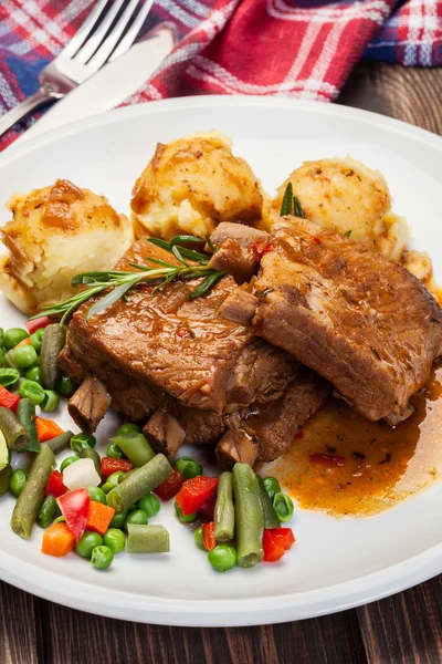 Varkensvlees sparerib geserveerd met aardappelpuree — Stockfoto