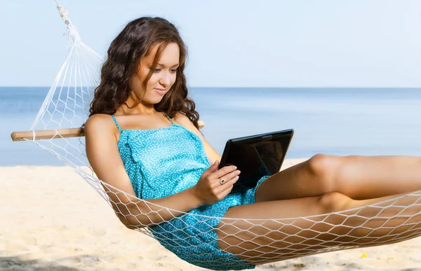 Vrouw ontspannen op de hangmat en het gebruik van digitale Tablet PC — Stockfoto