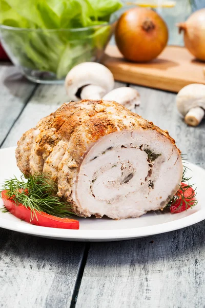 Rollo de león de cerdo relleno de setas — Foto de Stock