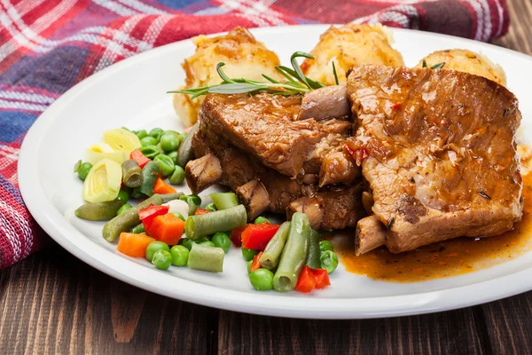 Cerezas de cerdo servidas con puré de papas — Foto de Stock