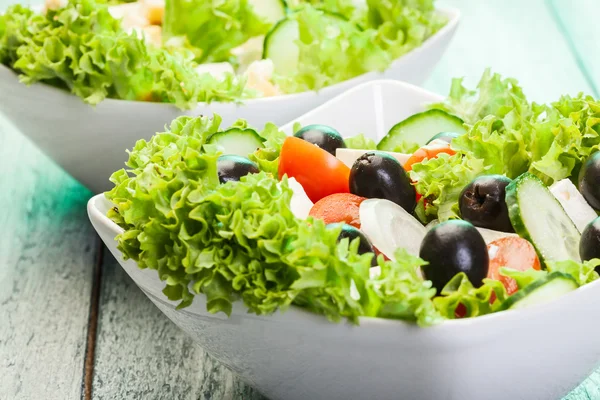 Свежий овощной салат с сыром — стоковое фото