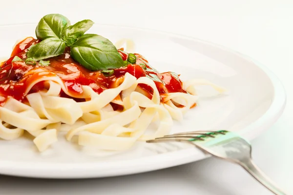 Fettuccine di pasta con sugo di pomodoro e basilico — Foto Stock