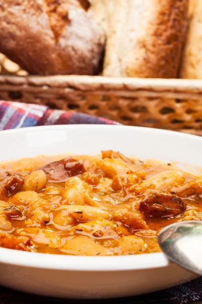 Fagioli con salsa di pomodoro, pancetta e salsiccia — Foto Stock