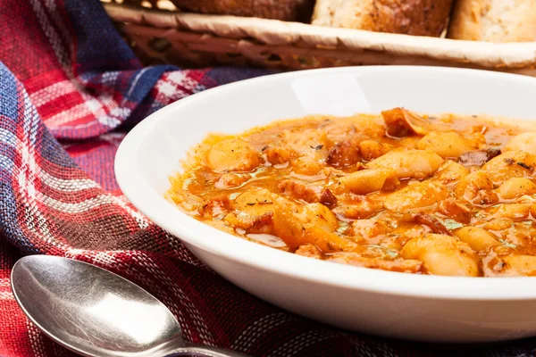 Fagioli con salsa di pomodoro, pancetta e salsiccia — Foto Stock