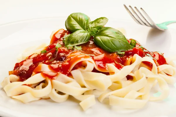 Fettuccine di pasta con sugo di pomodoro e basilico — Foto Stock