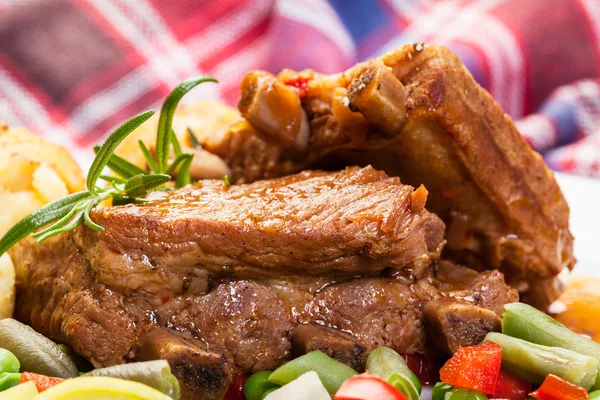 Varkensvlees sparerib geserveerd met aardappelpuree — Stockfoto