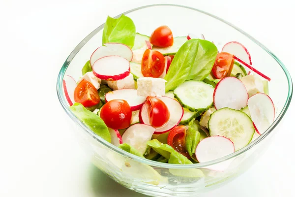 Salada de legumes frescos com pepino e rabanete — Fotografia de Stock