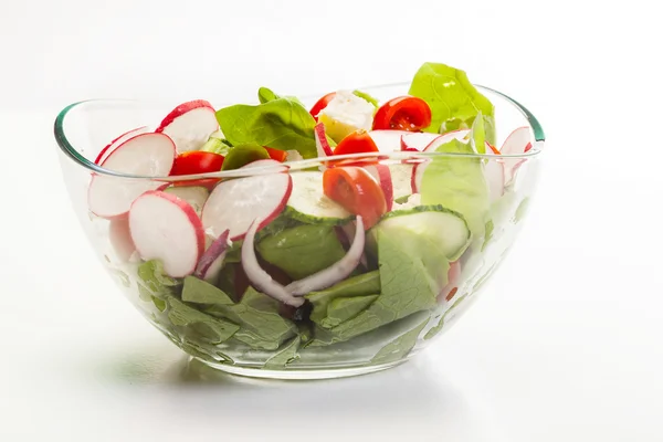 Ensalada de verduras frescas con pepino y rábano — Foto de Stock